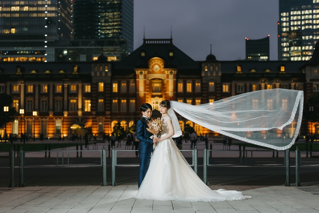 丸の内の風景が引き立てた、ドレス姿の美しさ