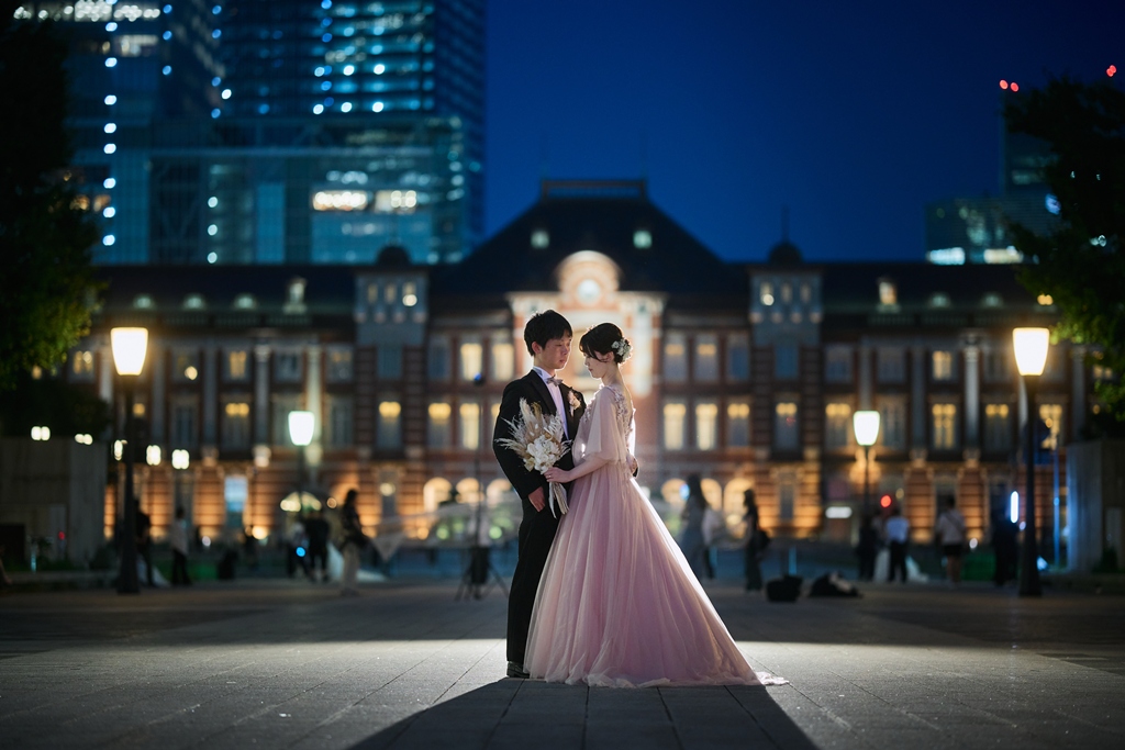 都会の真ん中で出会った奇跡を、美しい洋装にのせて