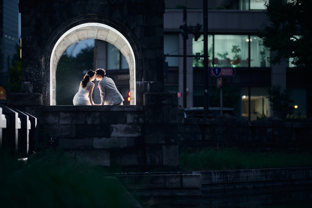 街の灯りがふたりを照らす。東京駅ナイトフォトで描く愛の物語