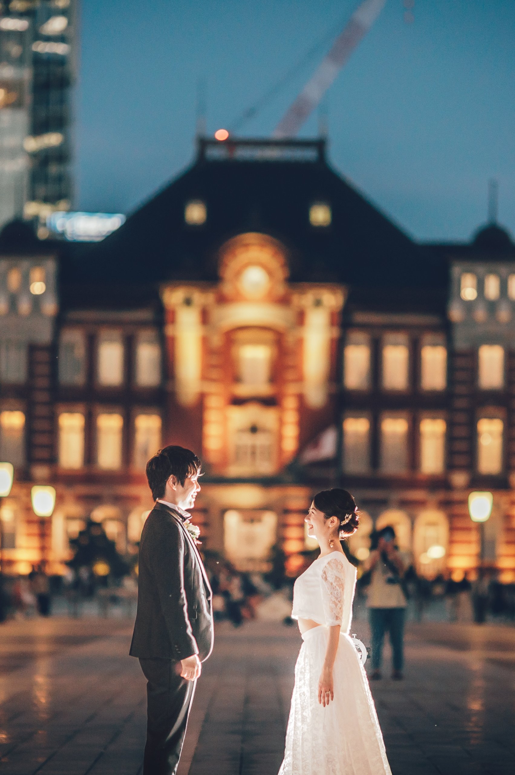 東京駅で撮影をする花嫁の様子