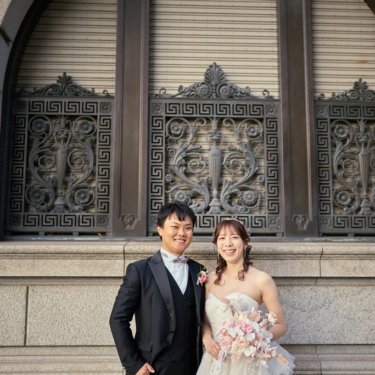 東京駅のライトアップと洋装ドレスが織りなす感動の一瞬