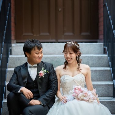 東京駅のライトアップと洋装ドレスが織りなす感動の一瞬