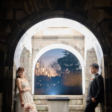 東京駅のライトアップと洋装ドレスが織りなす感動の一瞬
