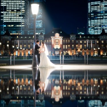 東京駅のライトアップと洋装ドレスが織りなす感動の一瞬