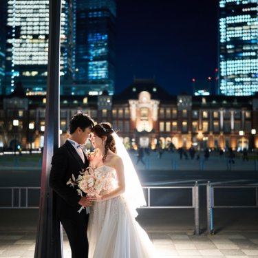東京駅のライトアップと洋装ドレスが織りなす感動の一瞬