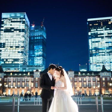 東京駅のライトアップと洋装ドレスが織りなす感動の一瞬