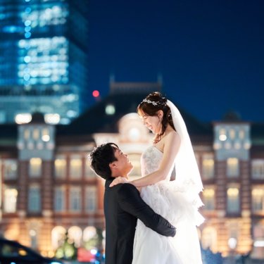 東京駅のライトアップと洋装ドレスが織りなす感動の一瞬