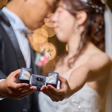 東京駅のライトアップと洋装ドレスが織りなす感動の一瞬