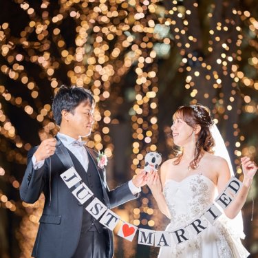 東京駅のライトアップと洋装ドレスが織りなす感動の一瞬