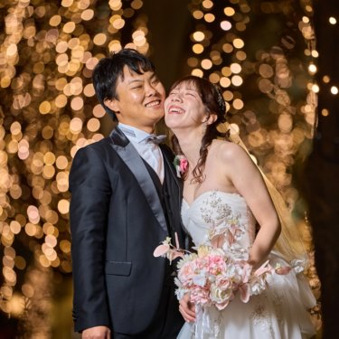 東京駅のライトアップと洋装ドレスが織りなす感動の一瞬