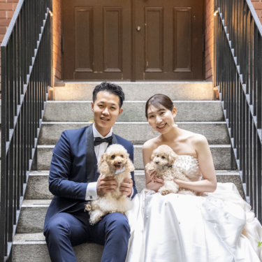 ウェディングドレス姿の新婦と愛犬が写る東京駅フォトウェディング