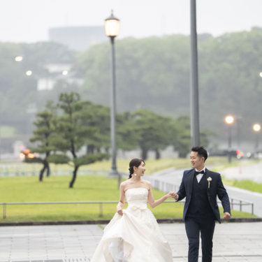 東京駅周辺で撮影したペット参加のウェディングドレス前撮り写真