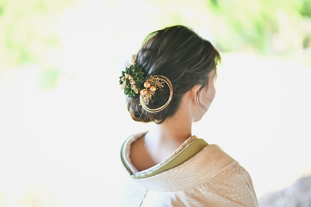 白無垢に合わせた、金の輪と生花をあしらったトレンドの花嫁ヘアアレンジのアップ。