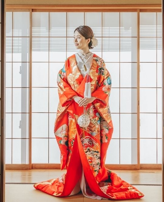 宝珠（TB09）：赤をベースとした様々な色が織りなされている色打掛。キラキラと鮮明に映し出される色とりどりの花々は、個々の彩りの良さを損なわずに表現されています。