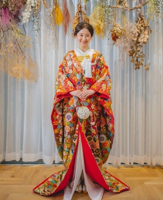 花藤（TR09）：丸みの帯びたお花の刺繍は女性らしく可愛らしい印象になります。また、小さく細かいデザインが小柄にみせてくれるのも嬉しい一着となっております。