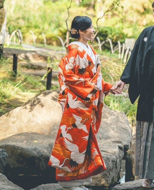 鶴紅（TF09）：紅の中に躍動する鶴が印象的な赫々明々とした色打掛。”吉兆の鳥”と呼ばれる鶴には、込めた願いが叶うという縁起の良い逸話が残されています。