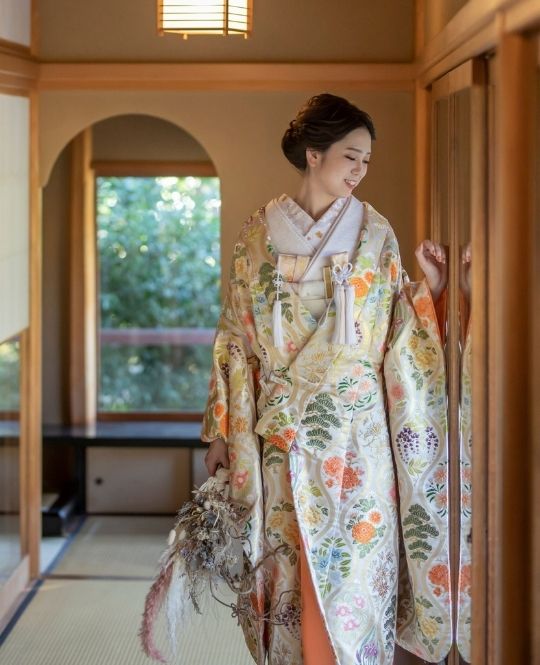 陽藤（TR08）：流行りのコントラストの低めなお色味と主張抑え目なデザインで優しい雰囲気溢れる色打掛。可愛らしさも大人っぽさも兼ね備えた一着。