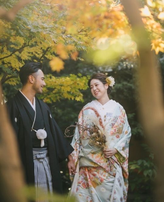 水花（TR07）：水辺に優雅に浮かぶ花々を連想させるような一着。お着物全体の色味が優しく水色や黄緑といった珍しい配色で他にはない色打掛となっております。