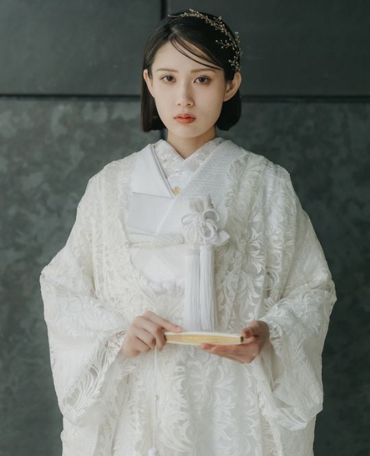 繊細なレースを贅沢に施した、他にはない上品な佇まいの総レースの白無垢。純白の中に柔らかな陰影が生まれ、清らかさの中に優雅な気配が漂う一着です。伝統美を大切にしながらも、レースならではの軽やかさと華やぎが花嫁を包み込み、歩くたびに繊細な表情が浮かぶ、特別感あふれる白無垢です。