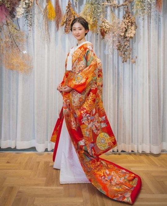 響凛（TL07）：深みのある赤地に個性的な模様が煌めく一着。伝統美と現代感が絶妙に融合し、纏う人の魅力を引き立てる唯一無二の色打掛です。