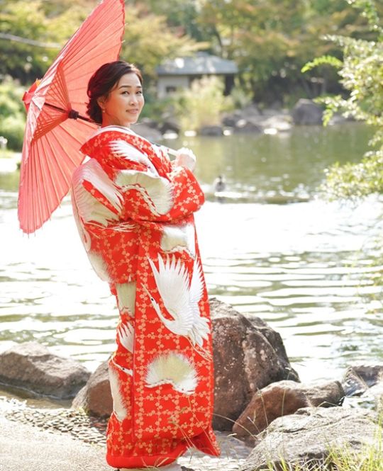 豊鶴（TB07）：艶やかな赤地に煌めくシルバーの鶴が舞う色打掛。伝統美とモダンな輝きが融合し、気品と華やぎを併せ持つ一着です。